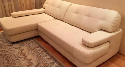 Обивка углового дивана.  Белокаменная